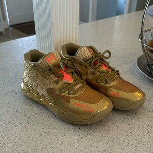 PUMA MENS MELO GOLDEN CHILD SNEAKERS